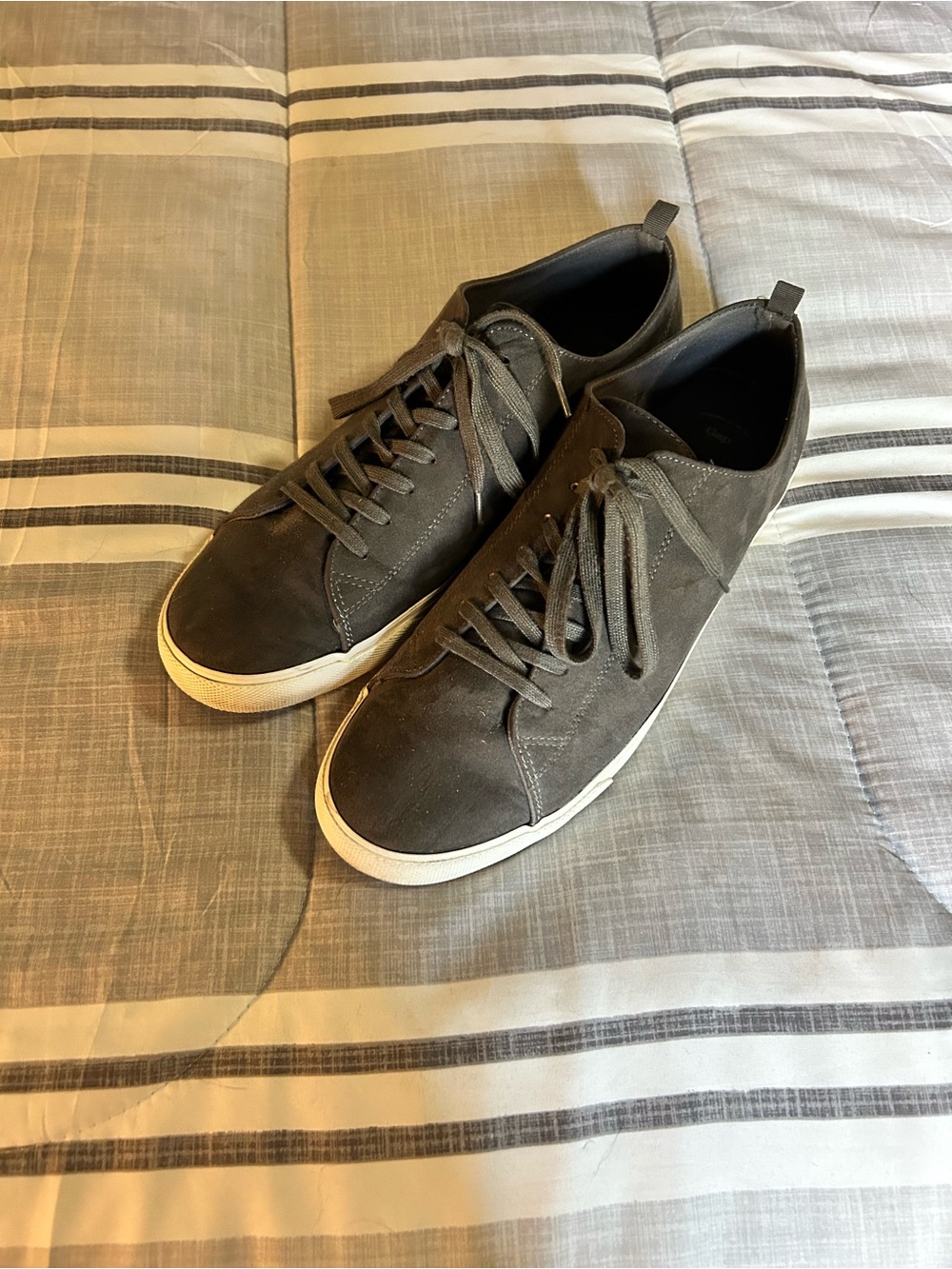 Men’s Gap Low-Top Casual Sneakers in Dark Gray
